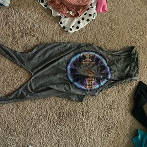 Def Leppard Band tee.